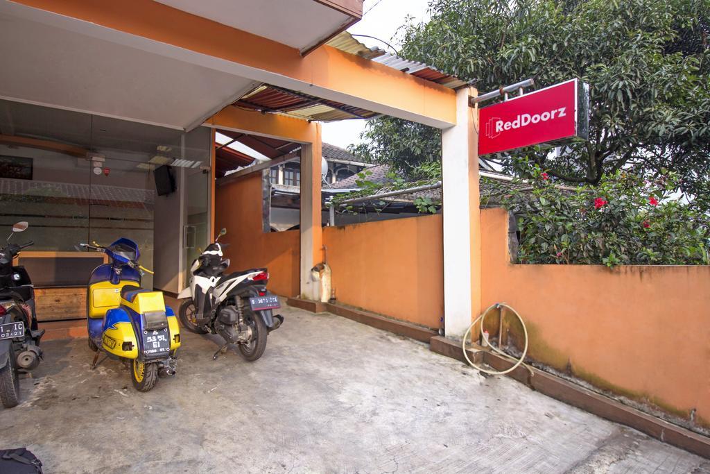Reddoorz Syariah Near Btc Fashion Mall Bandung Exterior photo